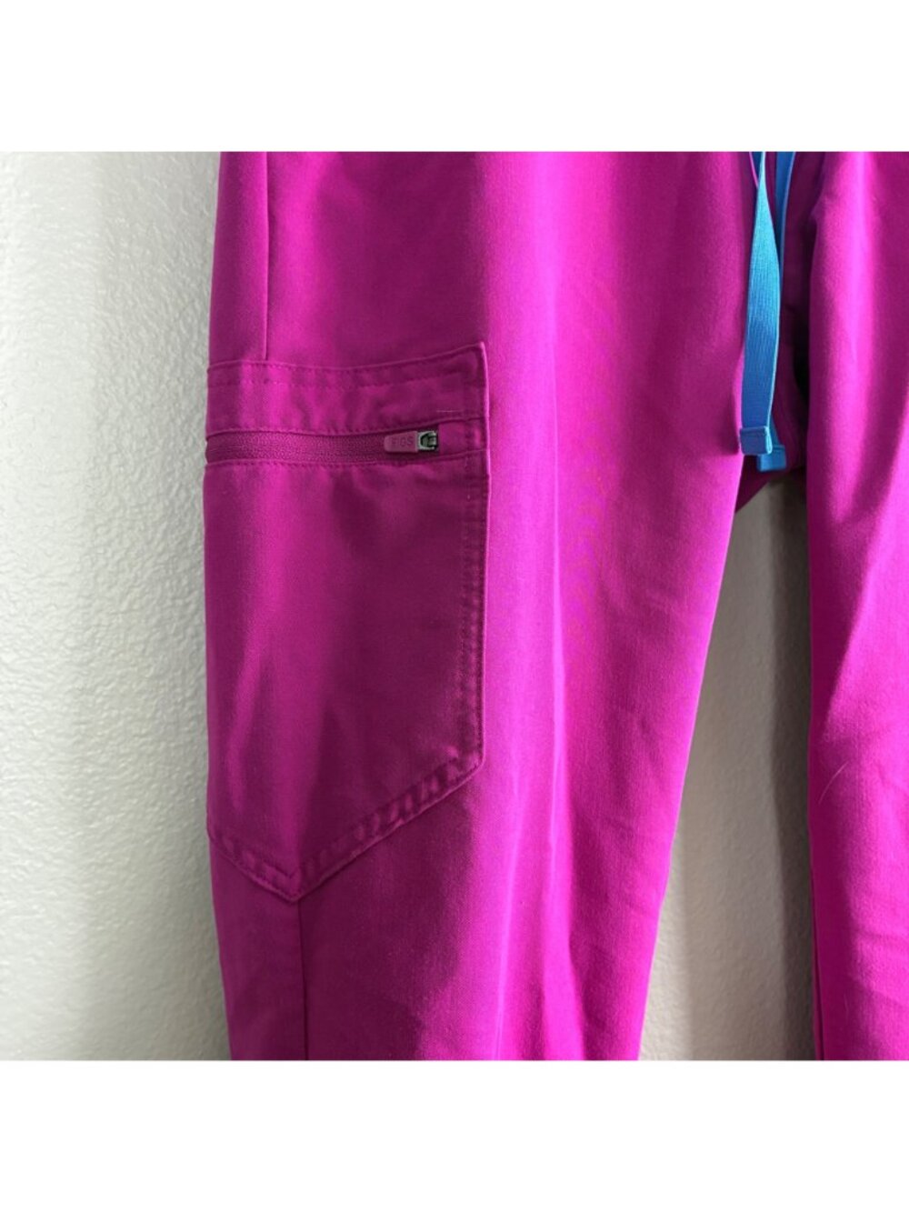 FIGS Women’s Zamora Joggers Scrub Pants Raspberry Sorbet Sz M - Picture 2 of 9